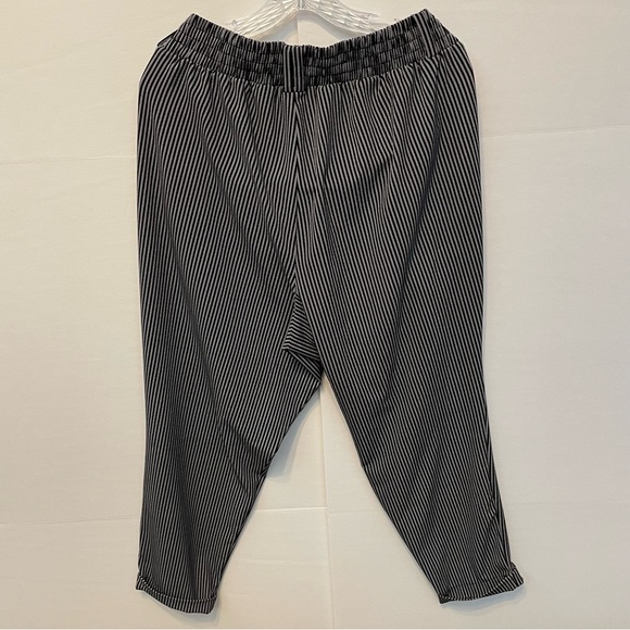 Torrid Black & Gray Striped Flowy Cuffed Pants Sz 1 (1X) - Picture 2 of 9